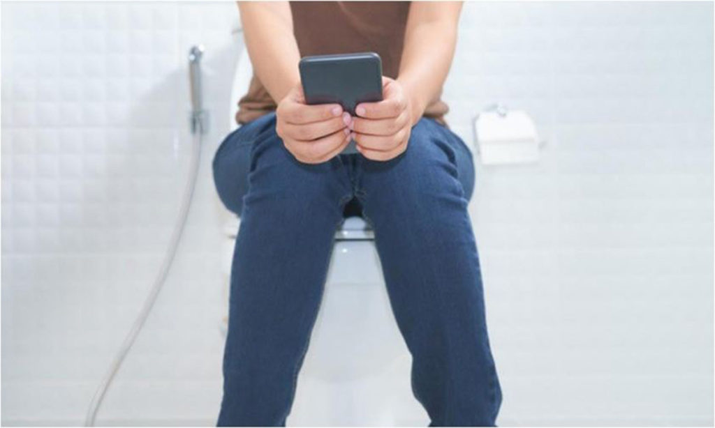 5 Aktivitas di Toilet Ini Berdampak Buruk 