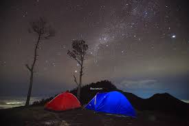 Menikmati Milky Way di atas gunung Rinjani dari bukit Nanggi, Lombok |  Beyond Vacation